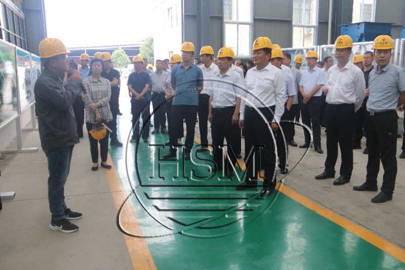  對(duì)輥制砂機(jī)廠家--熱烈歡迎袁書記來我廠參觀考察