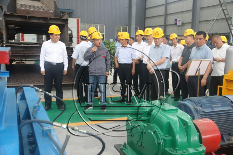  對(duì)輥制砂機(jī)廠家--熱烈歡迎袁書記來我廠參觀考察
