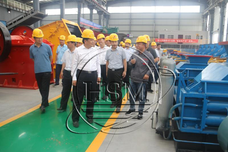  對(duì)輥制砂機(jī)廠家--熱烈歡迎袁書記來我廠參觀考察